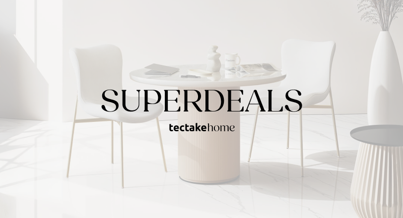 Kulatý jídelní stůl s elegantními bílými židlemi v minimalistickém interiéru – tectake Superdeals.